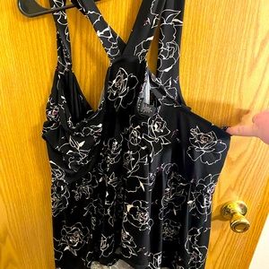 Plus size woman's torrid tank top 5x black with roses